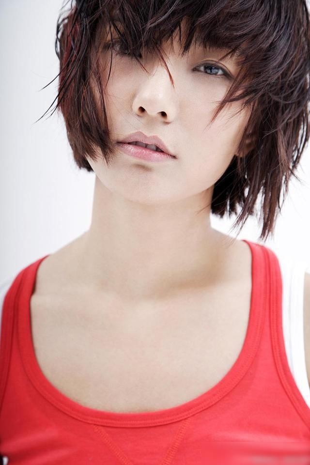  雕塑|郭京飞王珞丹坐雕塑踩石碑，各位猜一把这段播不播！