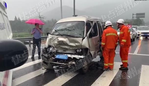  面包车|雷雨天车辆追尾1人被困 消防人员迅速营救