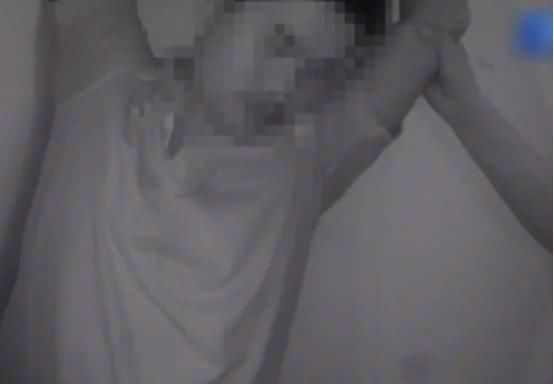  吴某|已婚男偷窥女主播上厕所，被抓后扇自己耳光，男子：就是看下过程