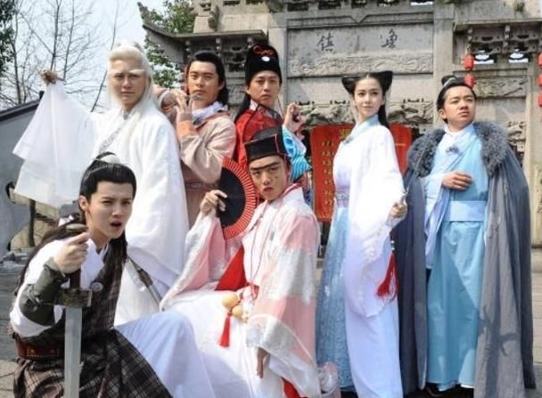  奔跑|《奔跑吧》100期回忆，郑恺获得全勤奖，看清配图后粉丝酸了