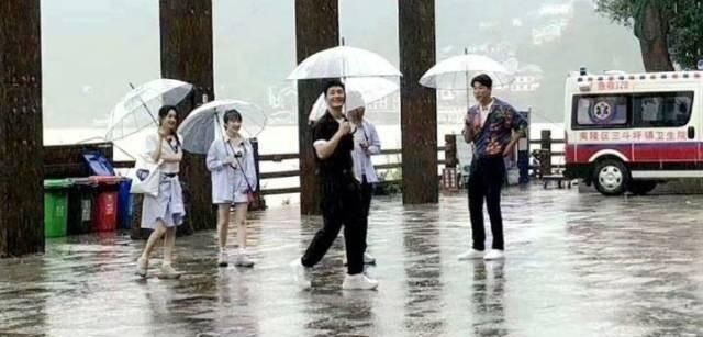  路透|赵丽颖《中餐厅》路透，同框小12岁李浩菲，状态差距很明显