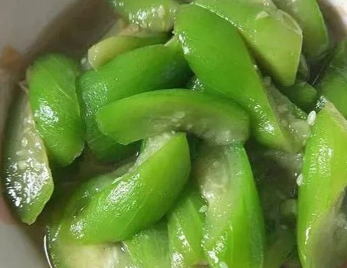  等于|炒丝瓜加一物，等于天然泻药，改善肠胃，软化血管不堵塞，小肚子不鼓了，皮肤水嫩