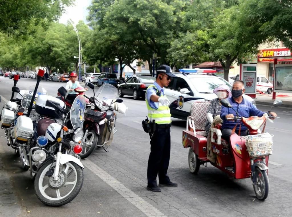  朋友圈|市民骑电动车不戴头盔？金塔交警：来，朋友圈集赞20个再走！