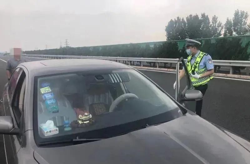  全程|9年驾龄老司机，全程一档跑高速跨两省…民警一问惊了
