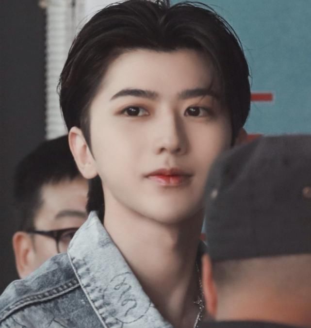  人气|蔡徐坤《快本》生图，梳背头造型成熟，同期嘉宾还有高人气女明星