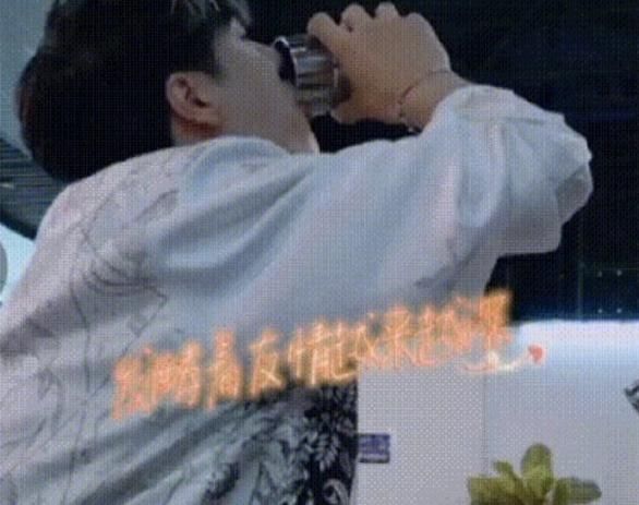  吃火锅|高冷王子一起吃火锅，王一博张艺兴惨被嘲笑，喝水都用牙刷架