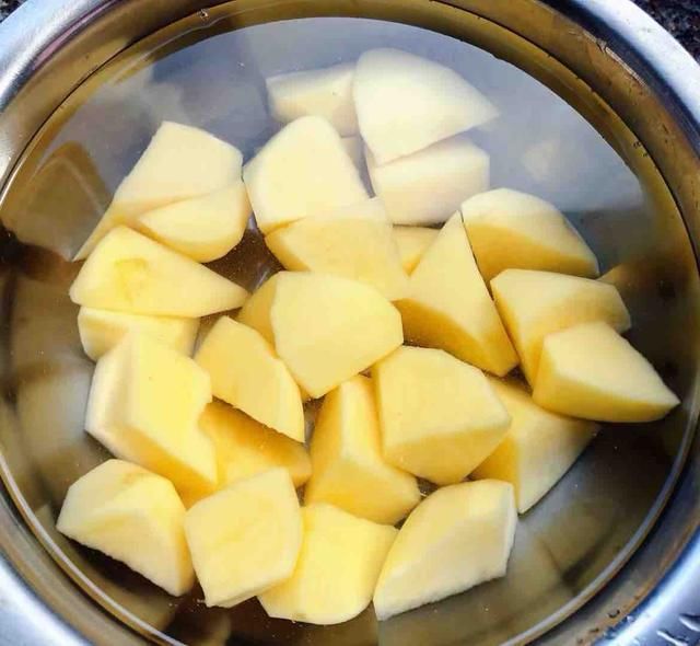  鸡肉|炖鸡时，千万不要直接焯水！教您1个妙招，鸡肉嫩滑，汤汁香浓