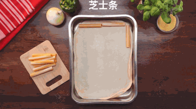  层薄薄的意|超丰盛！完美的卷边披萨是这样诞生的，一定要放多多的芝士哟！