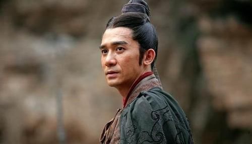 统帅|周瑜贵为全军统帅，为何会在两军阵前被射伤，原因并不复杂