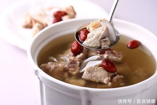 喝骨头汤能防止骨质疏松是真的吗(吃啥补啥？喝骨头汤能够预防骨质疏松？江湖传言不轻信)