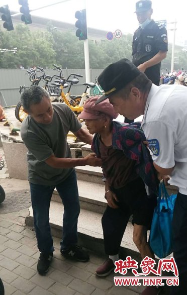  多亏|83岁老太街头迷路 多亏一串数字找到家人