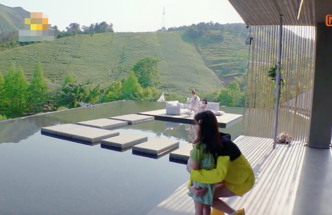  豪宅|郑爽新综艺被气哭？当看到综艺里的森林豪宅，我羡慕哭