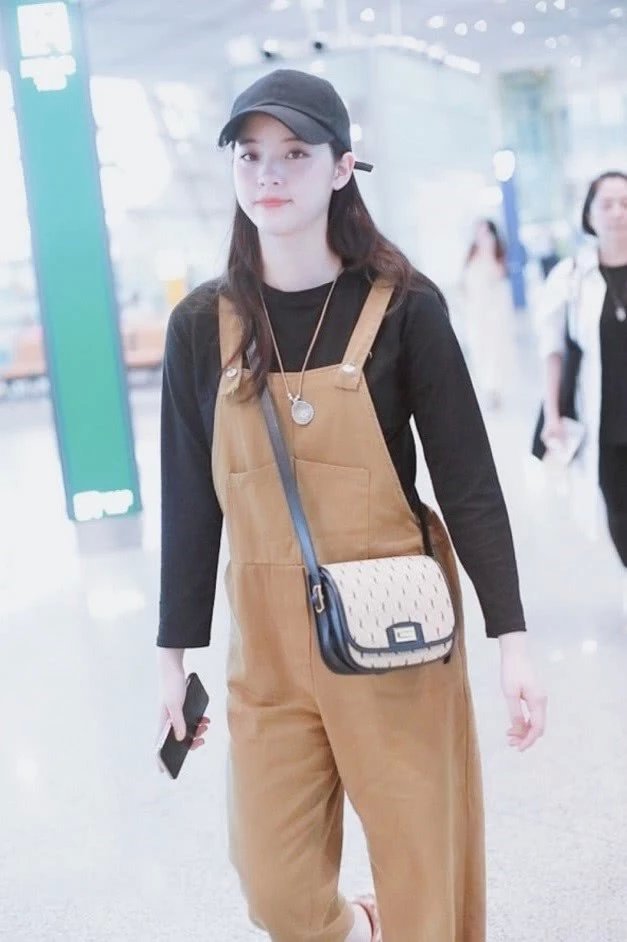 男粉|欧阳娜娜遇生理期却穿1公分短裙,当她侧身扭臀,男粉们要看尬了