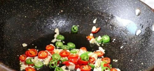  做法|大虾这么做壳酥肉嫩，比香辣虾做法简单，比白灼虾开胃