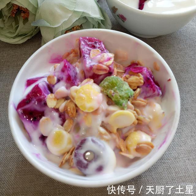 简单|水果麦片拌酸奶,简单又好吃,懒人早餐必备