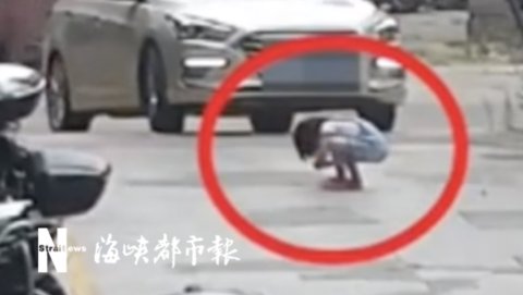  卷入|危急！幼童被卷入车底！一群人冲上去！