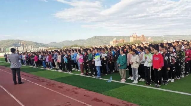 正式|航拍，西吉中学、回中、二中军训！正式拉开帷幕。