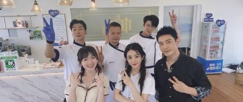  黄晓明|黄晓明替赵丽颖解释，不否认她用筷子扒拉菜，称在菜盆找肉是乐趣