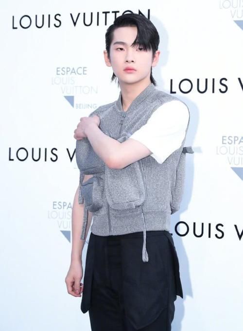  挑战|周震南出席展览，挑战油头＋“绝地求生装”，潮范MAX！