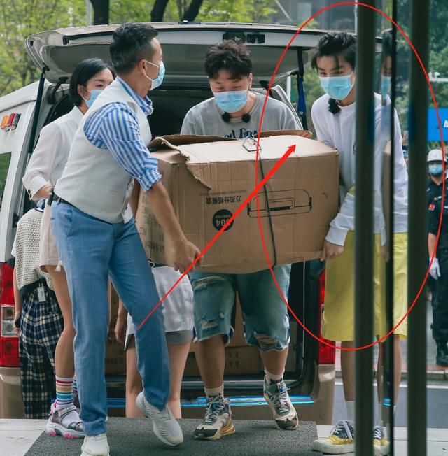 生图|《中餐厅4》路透,王俊凯被路人抓拍,生图下的身高我没看错吧?