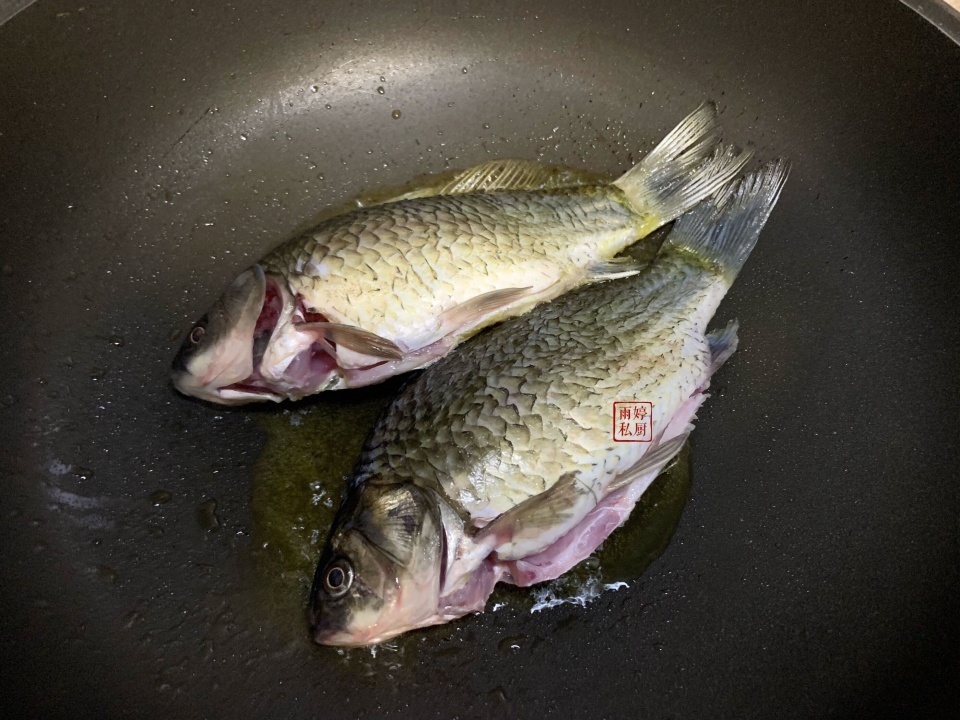 鱼汤|不管炖什么鱼,都不要加这“2种调味料”,做不对鱼汤又腥又难喝