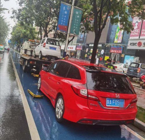 车辆|新区交警集中整治乱停乱放！本月纠正违停3000辆，拖移违停车辆100辆