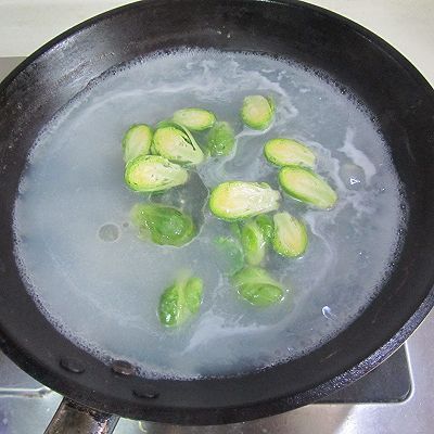 耳朵|香肠抱子甘蓝炒猫耳朵