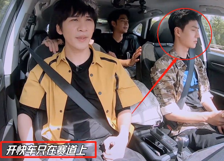  王一博|王一博开车单手摸方向盘，得知他开摩托车的速度，才懂车技有多好