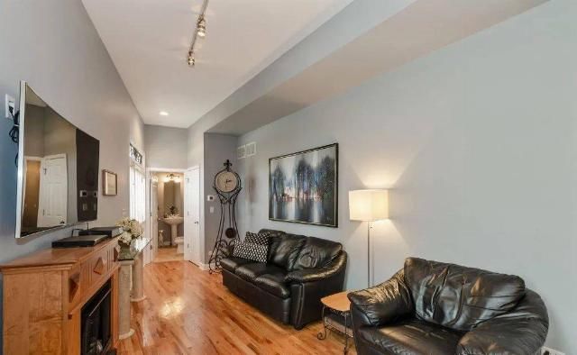  房爆|闪瞎眼：宽度不到1米的纸片房爆红全网！网友：真的能住人？