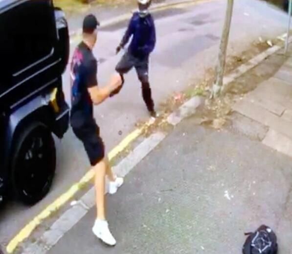 面对|足坛硬汉们面对劫匪一个打俩拼速度轻松追小偷