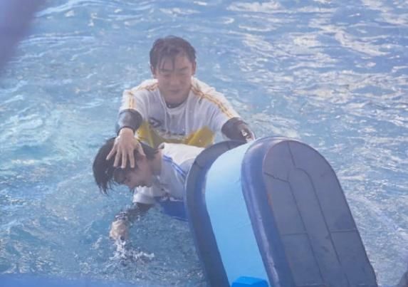 扛得住|蔡徐坤被郑恺按到水里,看到因遇水而“脱妆”的脸,这谁扛得住