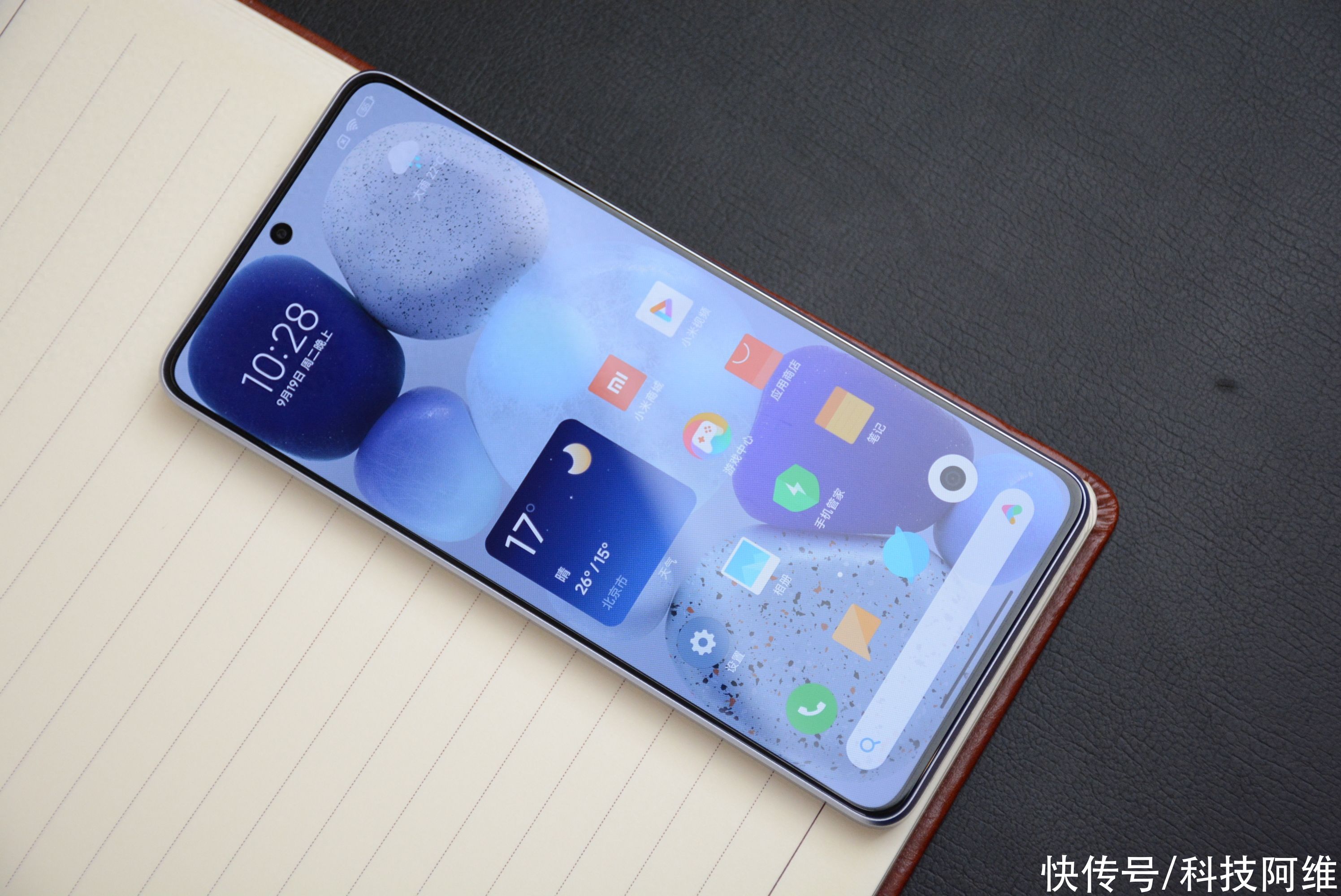 千元机诞生“新机皇”，一亿像素+柔性直屏，12GB+256GB才1599元