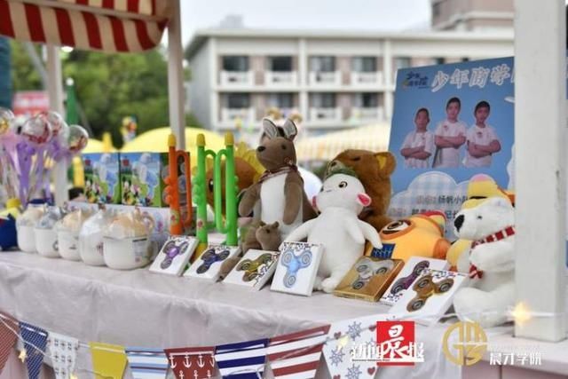  商学院|少年商学院·夜市合伙人第一站圆满落幕，看小朋友在锦江乐园夜市乘风破浪