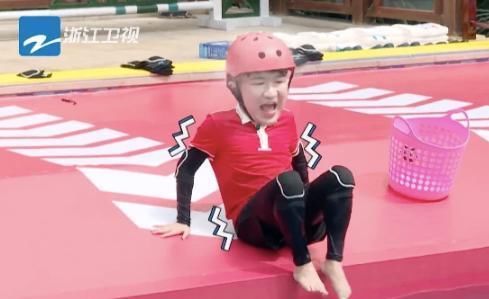  虚弱|张大大玩游戏装虚弱，对宋祖儿黄龄乱动手，《跑男》导演都急眼了