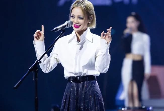  堪称|48岁“浪姐”宁静，堪称身材管理大师，完爆20岁少女