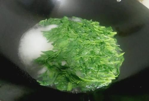 发黑|为什么大厨炒的空心菜翠绿爽口,而你的炒颜色发黑?原因有几个