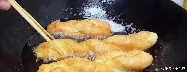  面粉|面粉跟鸡蛋绝配，教你做此物，比麻花香，比油条软，上桌不够吃