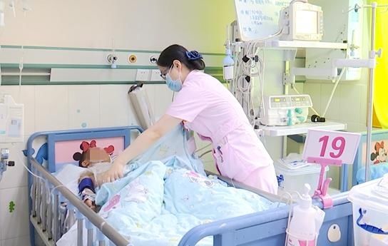  上山|命悬一线！贵州4岁男童上山采蘑菇，不幸被蛇咬伤