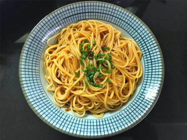  忌出|凉面想要好吃，最忌出锅就拌，多加一步，面不粘不坨，劲道又入味