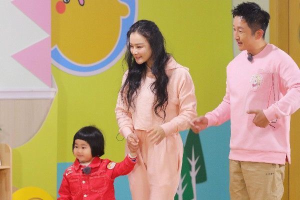 老师|金靖第一次化身幼儿园老师,为萌娃实现心愿被暖哭!