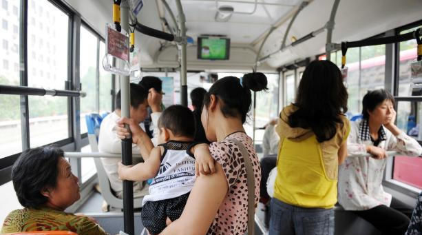 强制|4岁女孩被强制在公交车上让座，妈妈竟如此回怼，网友：这是亲妈