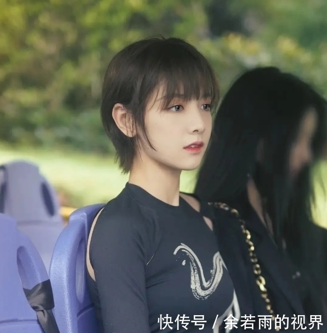  张艺凡|硬糖少女在《青春环游记2》，游拍合照严格按名次，张艺凡真惨！