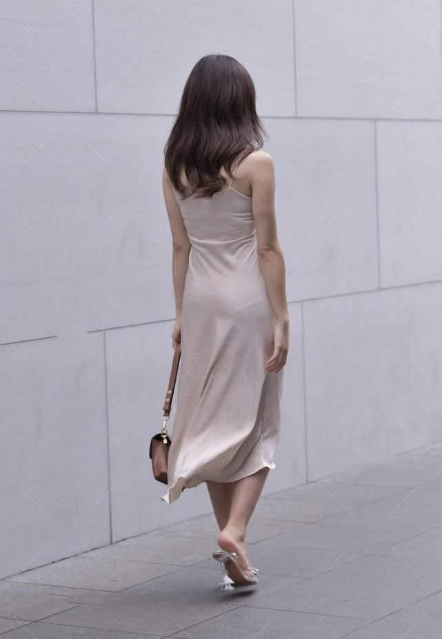  包包|吊带连衣裙谜一般的魅力，搭棕色包包和水晶鞋，彰显时尚的气场感