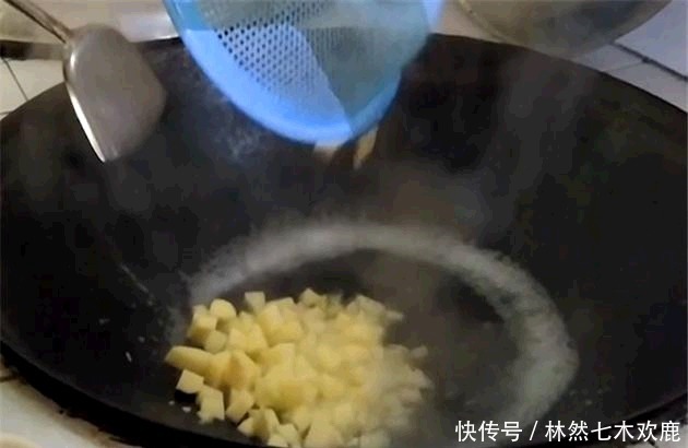 小吃|土豆新吃法，在家也能做出街边小吃的味道，小朋友连说“真好吃”