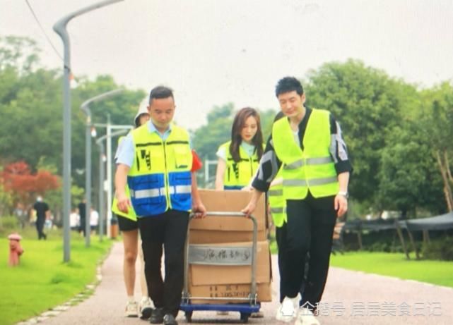 表情|《中餐厅》给抗洪人员送爱心餐!却被赵丽颖表情出卖?网友:不装了!