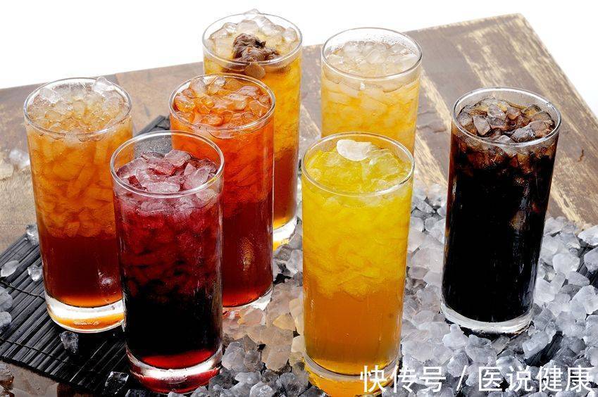 尿酸580大量喝水半年能降下来吗(尿酸高的人，喝水要牢记这4个细节，或能助你排出尿酸)