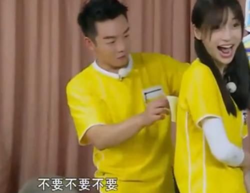  心声|跑男女嘉宾撕名牌用力过猛，将baby衣服扯破，郑恺4字说出网友心声