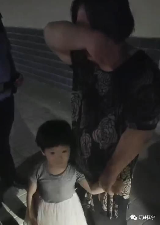 民警|凌晨抚宁街头,找不到家的祖孙俩~