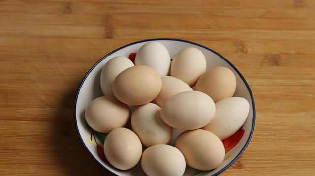  箱里面|鸡蛋不要放冰箱，教你保存小妙招，放三个月都不坏，省钱又实用