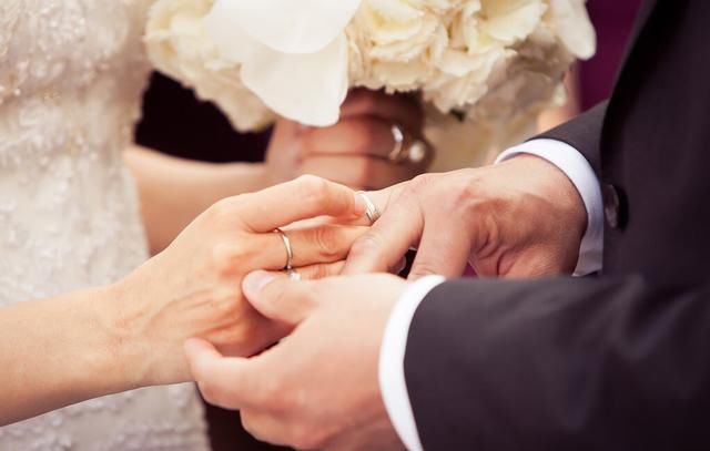 结婚|妹妹结婚收50万彩礼，女友大闹，要求我给她的彩礼也从20涨到50万